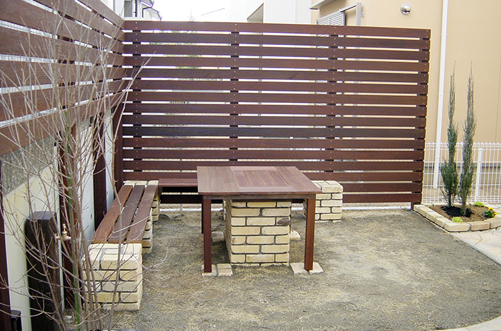 フェンスとベンチと作業台